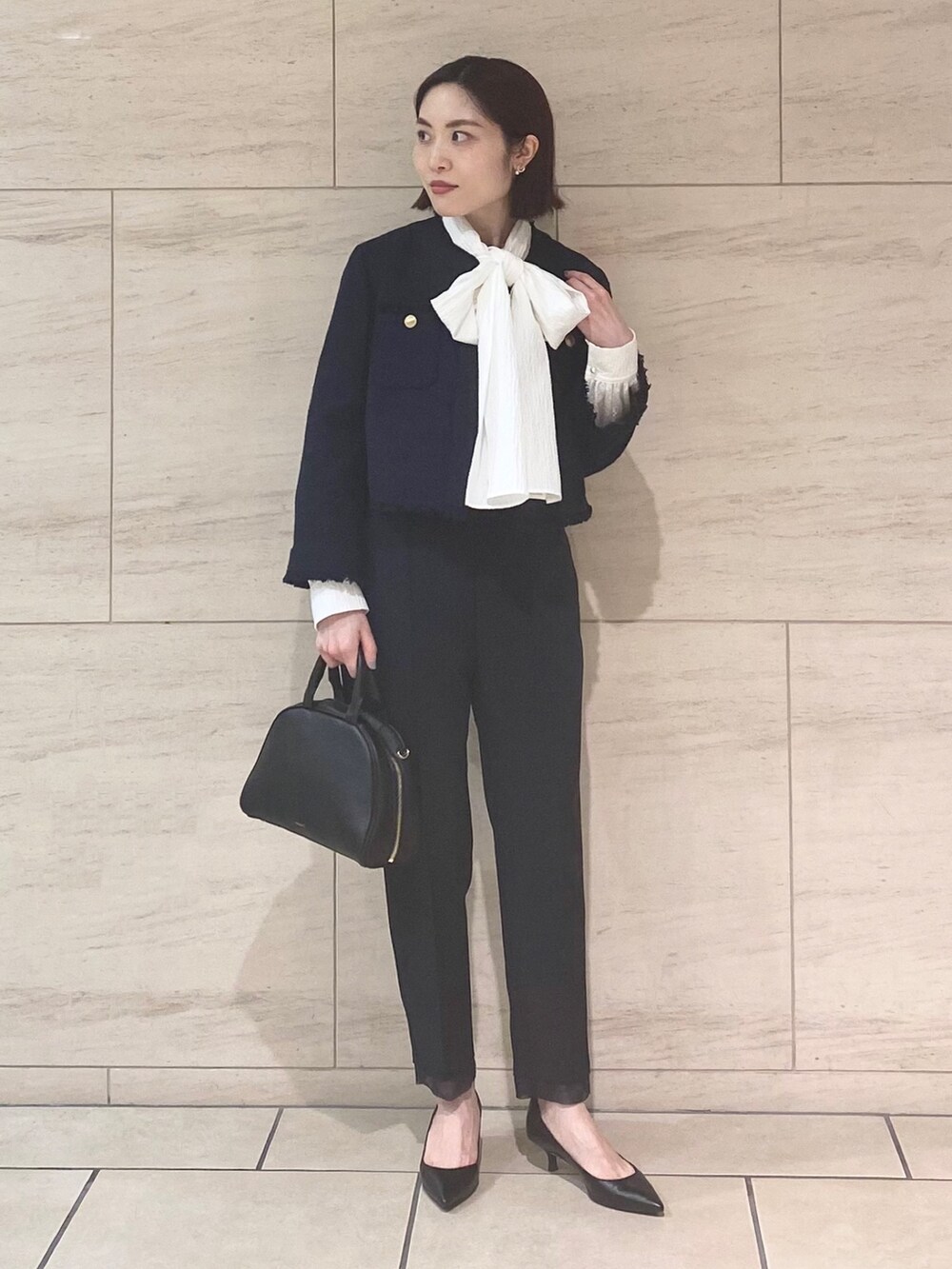 ブルー系のその他パンツ、ブルー系のノーカラージャケット、ホワイト系のシャツ/ブラウスを着用したレディースの冬コーディネートの2枚目の写真