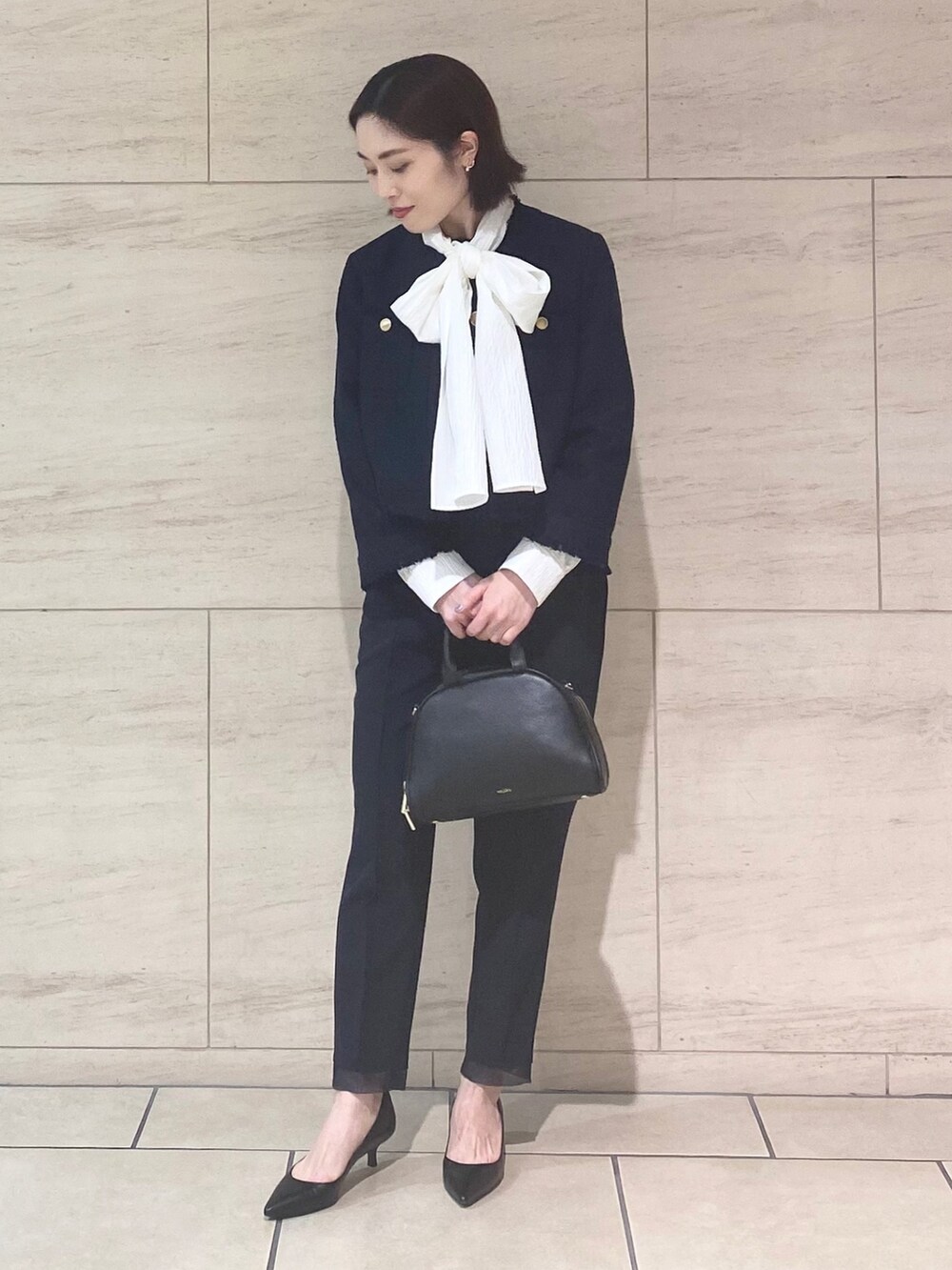 ブルー系のその他パンツ、ブルー系のノーカラージャケット、ホワイト系のシャツ/ブラウスを着用したレディースの冬コーディネートの5枚目の写真