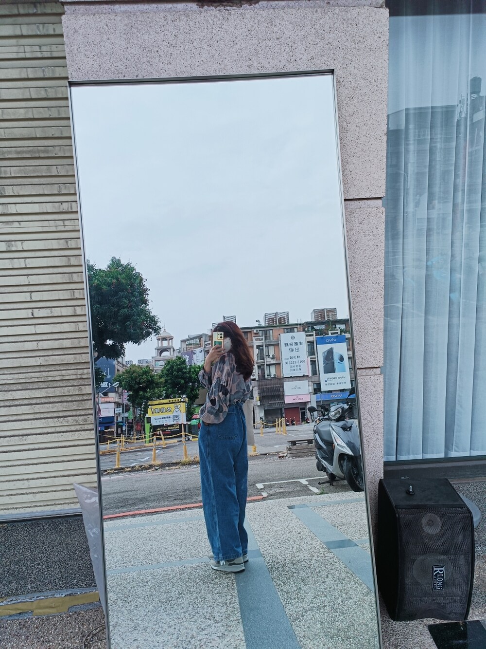 グレー系のスニーカーを着用したレディースの春コーディネートの2枚目の写真