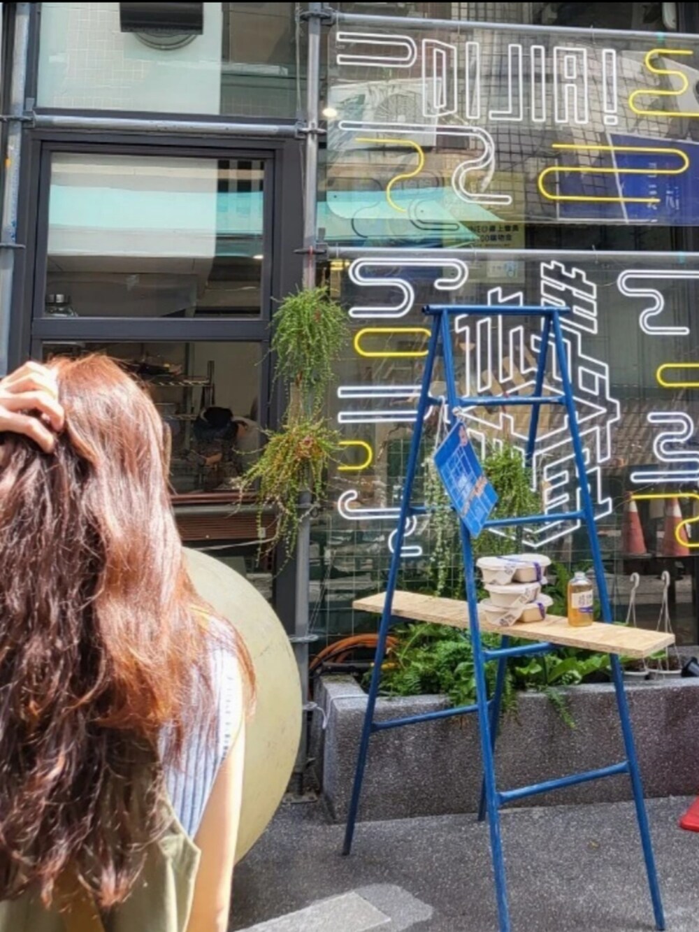 グリーン系のワンピースを着用したレディースの秋コーディネートの2枚目の写真