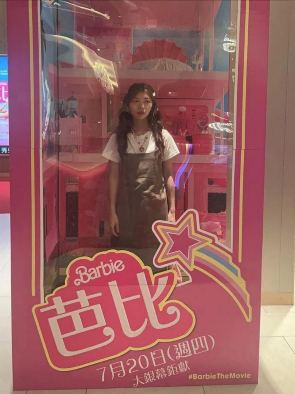 ブラウン系のその他シューズを着用したレディースの夏コーディネートの2枚目の写真