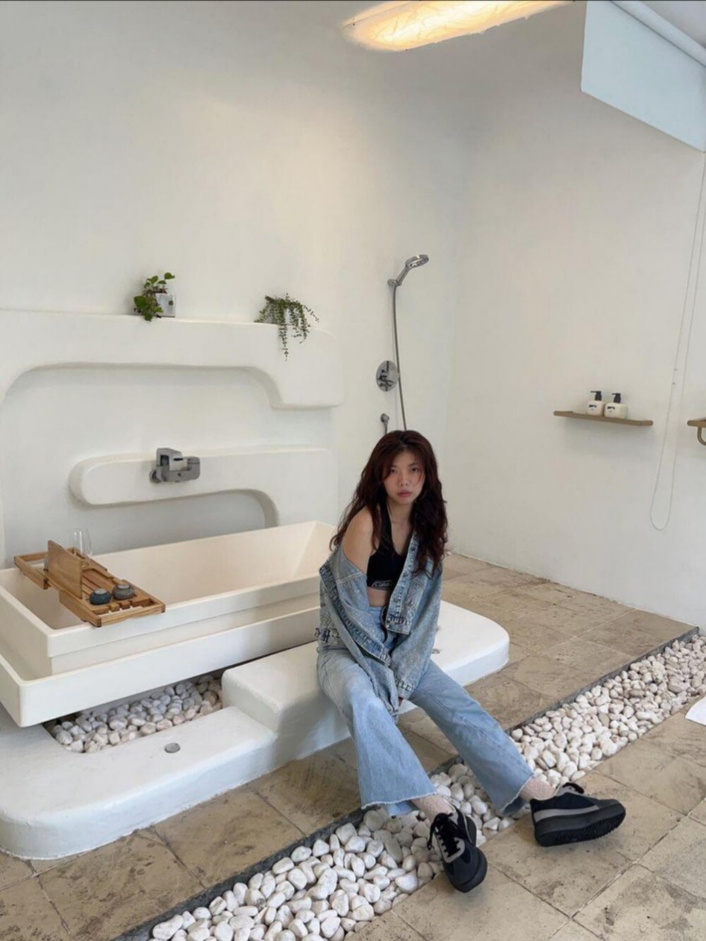 ブラック系のタンクトップ、ブラック系のスニーカーを着用したレディースの夏コーディネートの5枚目の写真