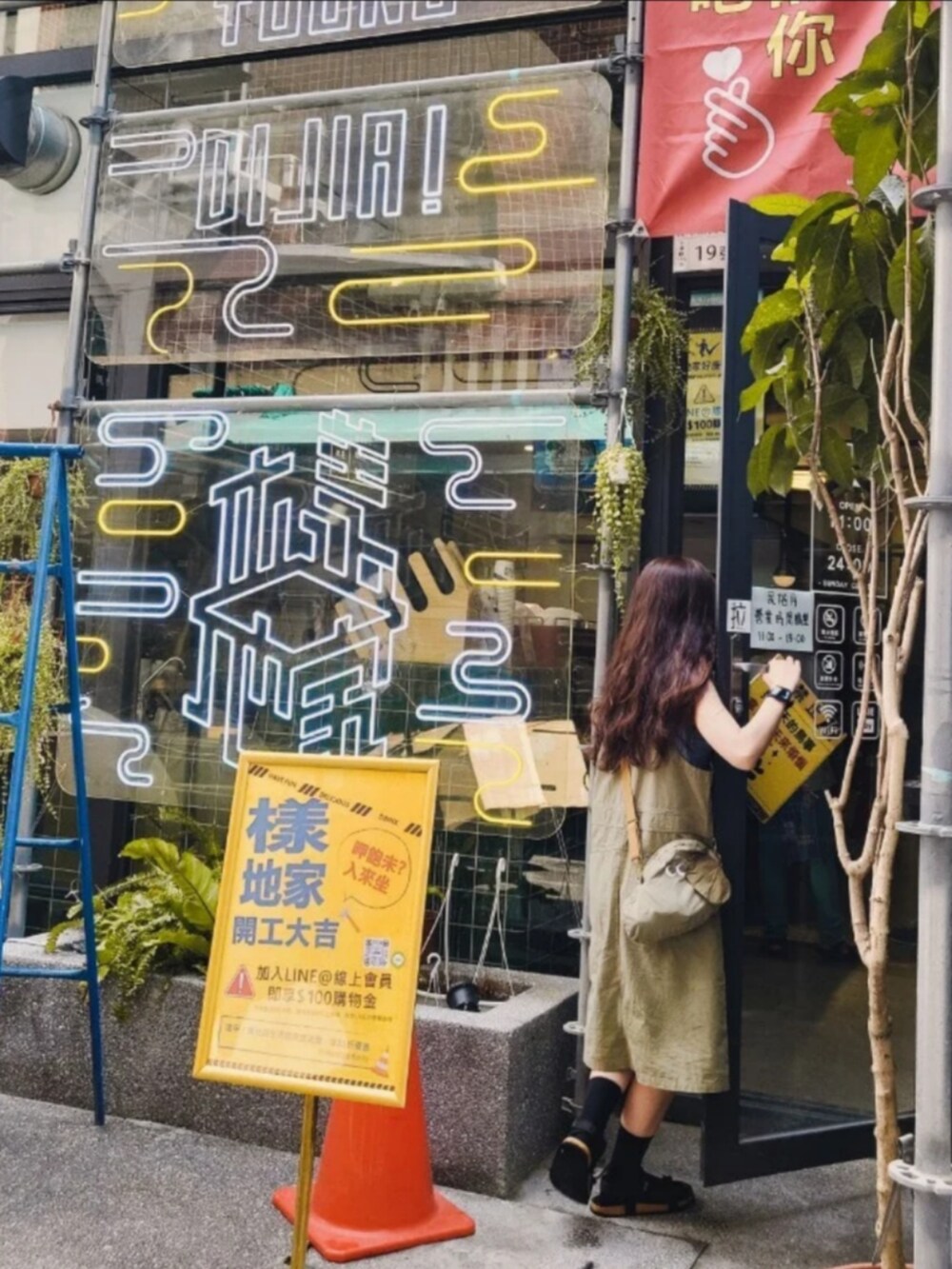 グリーン系のワンピースを着用したレディースの秋コーディネートの3枚目の写真