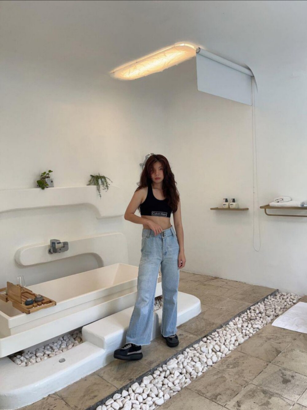 ブラック系のタンクトップ、ブラック系のスニーカーを着用したレディースの夏コーディネートの3枚目の写真