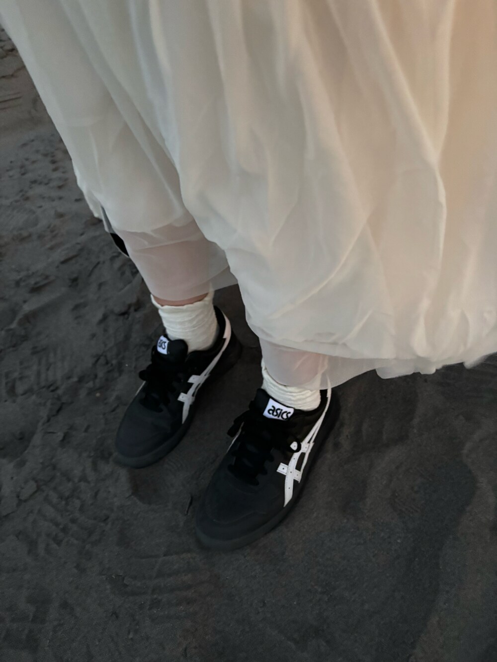 ベージュ系のワンピースを着用したレディースの秋コーディネートの3枚目の写真