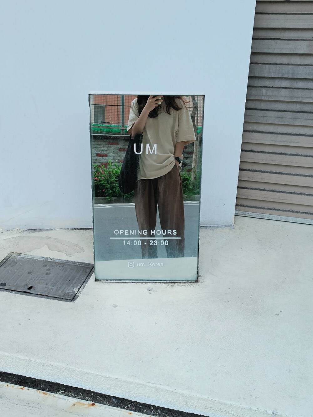 ベージュ系のスニーカーを着用したレディースの春コーディネートの2枚目の写真