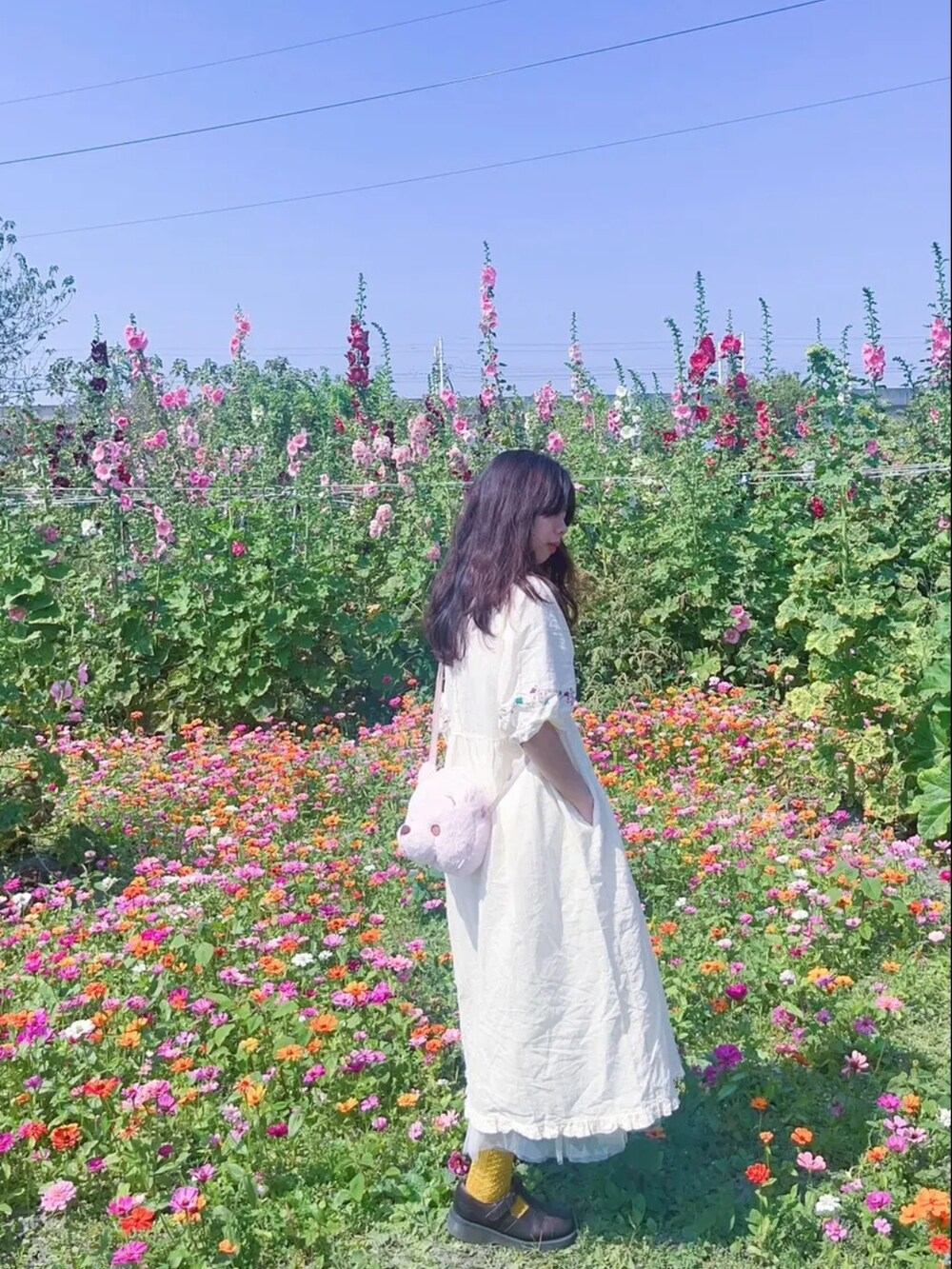 ホワイト系のワンピース、ブラウン系のその他シューズを着用したレディースの春コーディネートの2枚目の写真