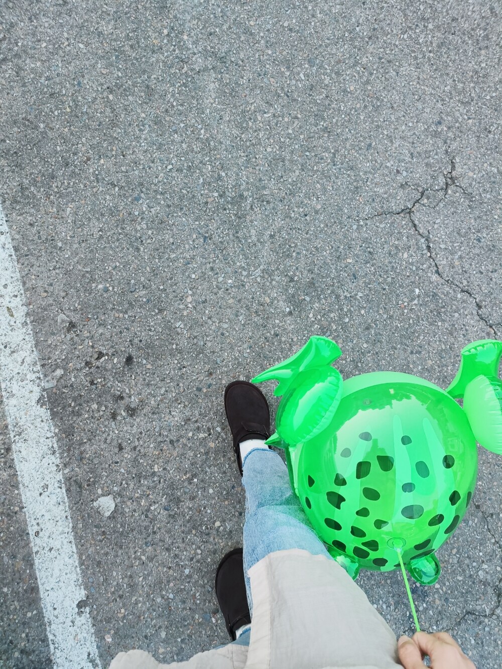 ブラウン系のスリッポンを着用したレディースの春コーディネートの2枚目の写真