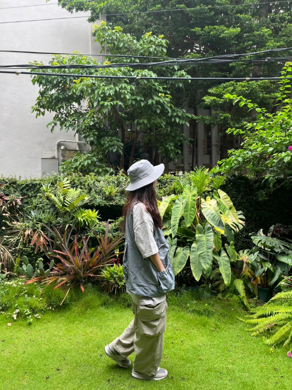 グレー系のスニーカー、グレー系のサンバイザーを着用したレディースの夏コーディネートの2枚目の写真