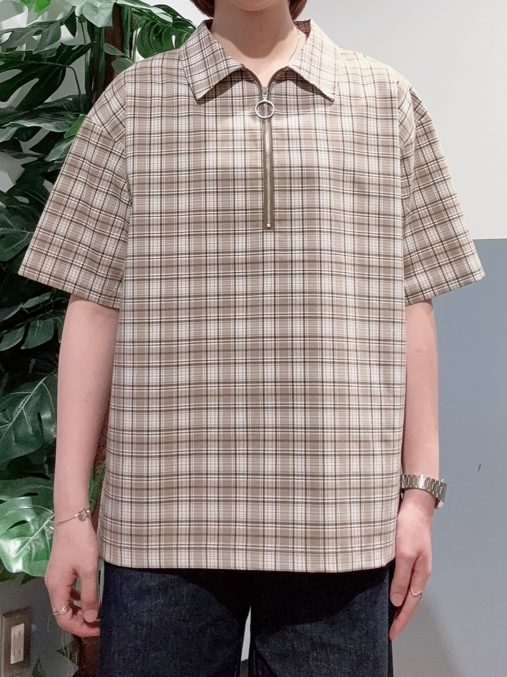 ベージュ系のシャツ/ブラウス、ブルー系のデニムパンツ、ベージュ系のその他を着用したレディースの夏コーディネートの4枚目の写真