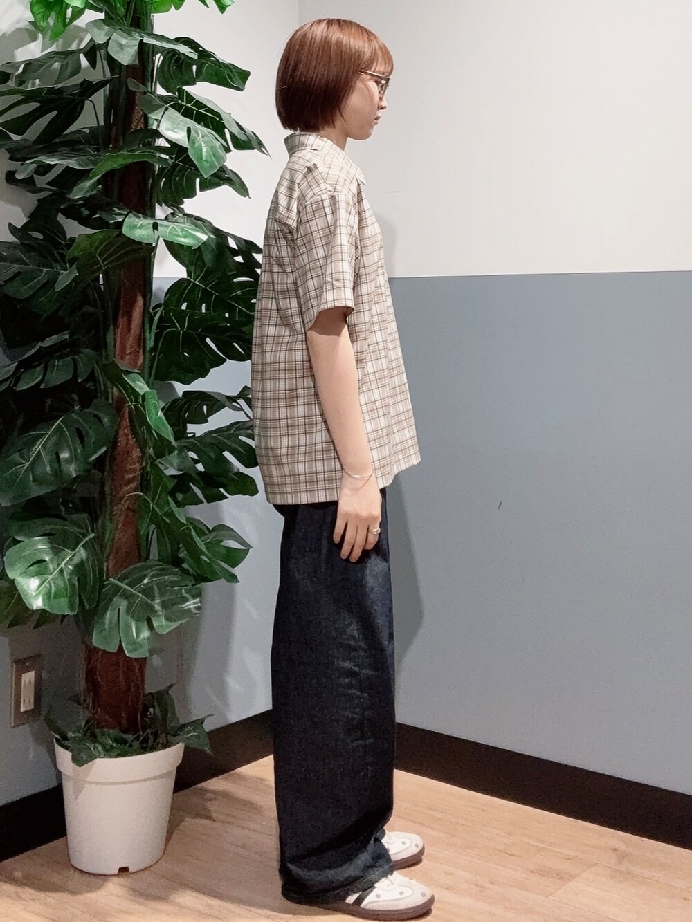 ベージュ系のシャツ/ブラウス、ブルー系のデニムパンツ、ベージュ系のその他を着用したレディースの夏コーディネートの2枚目の写真