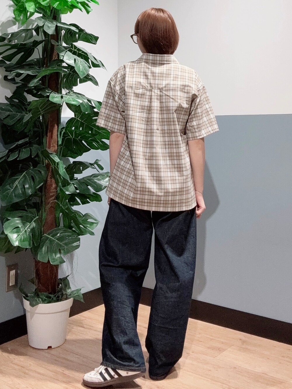 ベージュ系のシャツ/ブラウス、ブルー系のデニムパンツ、ベージュ系のその他を着用したレディースの夏コーディネートの3枚目の写真