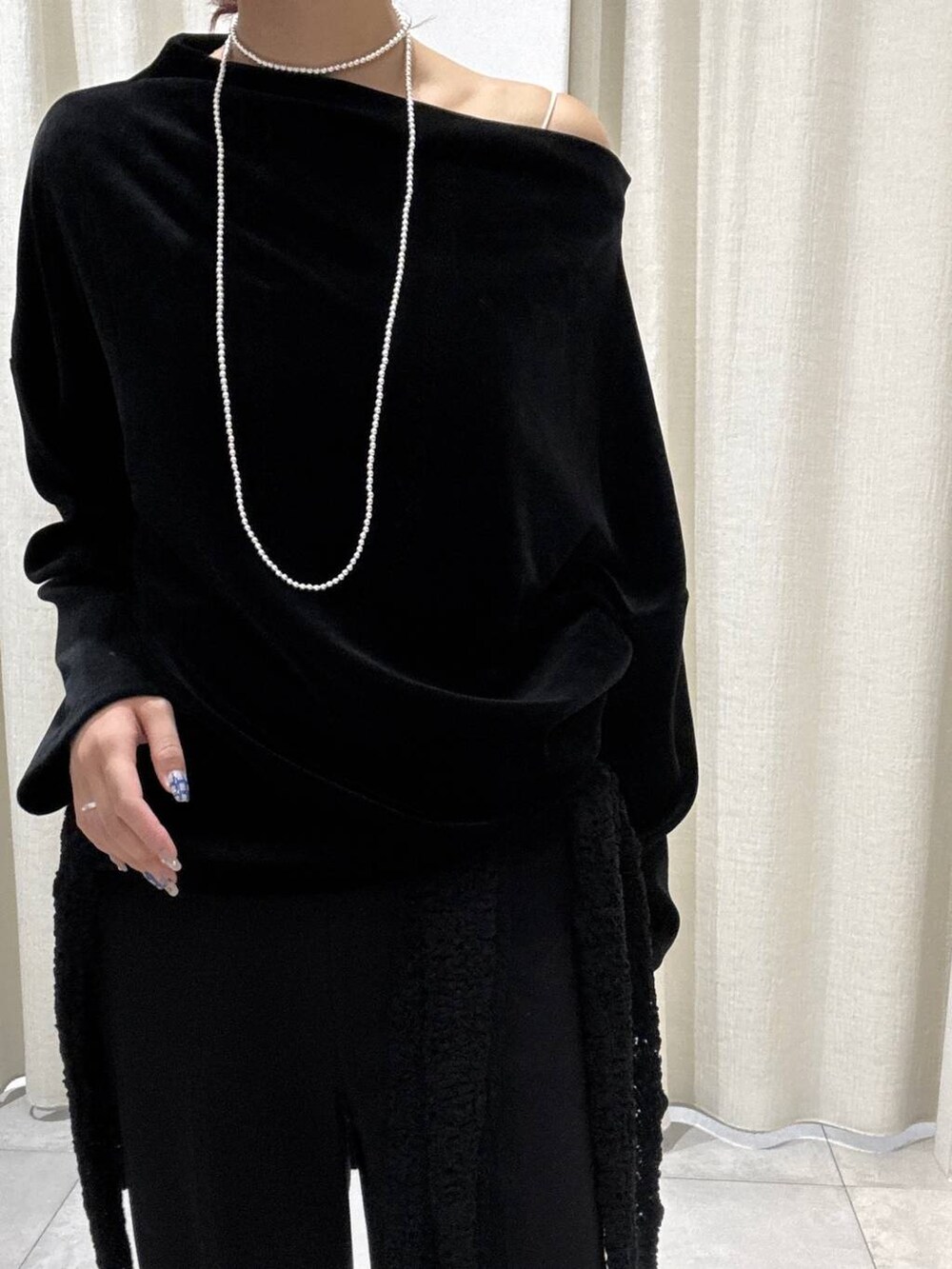 ブラック系のローファー、ブラック系のその他パンツ、ブラック系のTシャツ/カットソーを着用したレディースの秋コーディネートの3枚目の写真