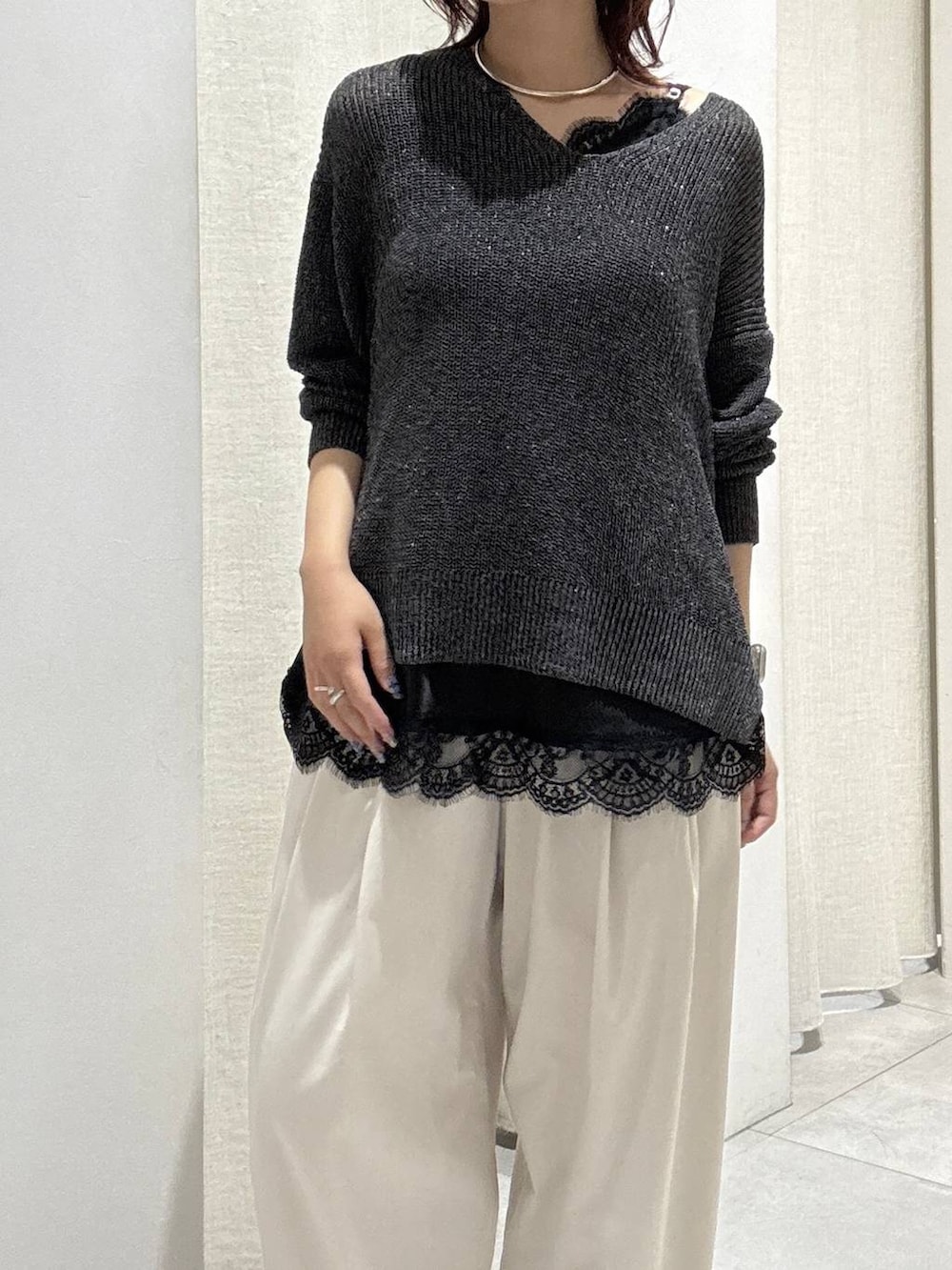 ブラック系のローファー、ベージュ系のその他パンツ、グレー系のニット/セーターを着用したレディースの秋コーディネートの2枚目の写真
