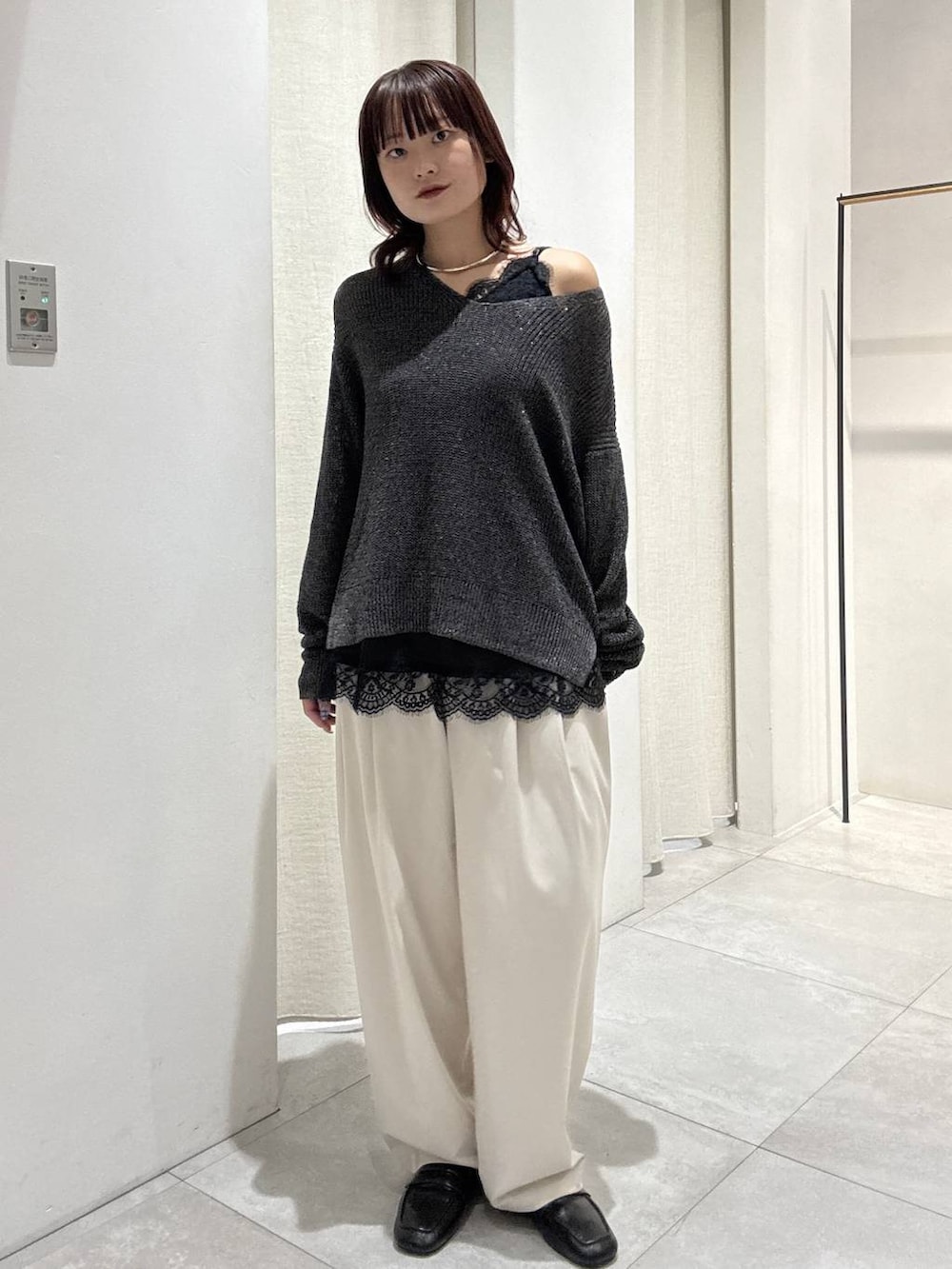 ブラック系のローファー、ベージュ系のその他パンツ、グレー系のニット/セーターを着用したレディースの秋コーディネートの4枚目の写真
