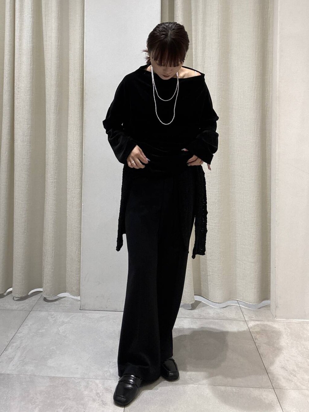 ブラック系のローファー、ブラック系のその他パンツ、ブラック系のTシャツ/カットソーを着用したレディースの秋コーディネートの2枚目の写真