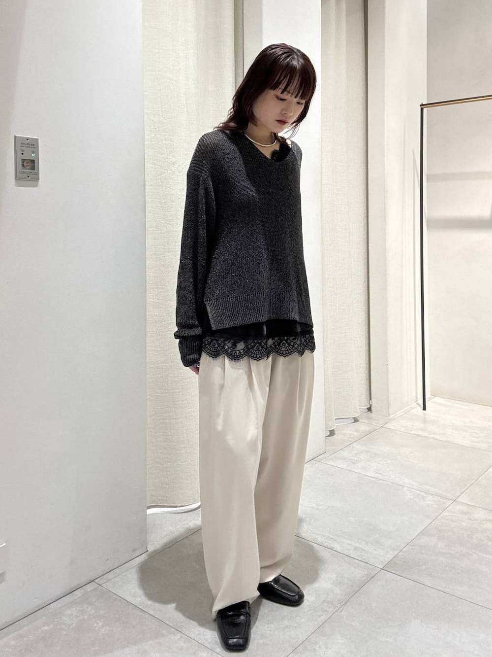 ブラック系のローファー、ベージュ系のその他パンツ、グレー系のニット/セーターを着用したレディースの秋コーディネートの3枚目の写真