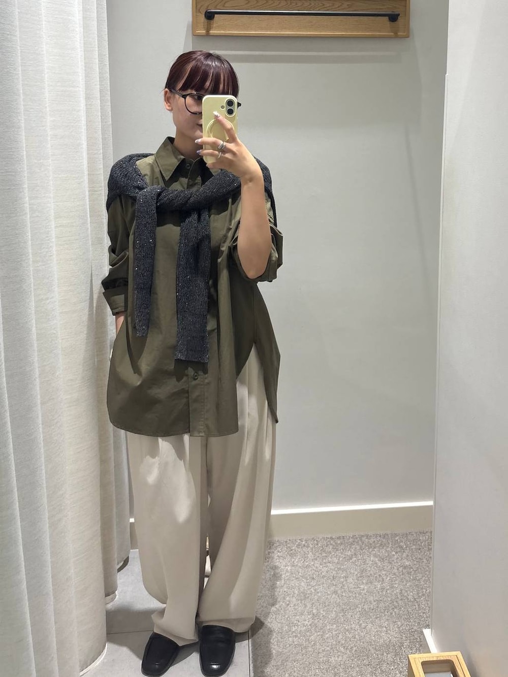 ブラック系のローファー、ベージュ系のその他パンツ、グレー系のニット/セーターを着用したレディースの秋コーディネートの4枚目の写真