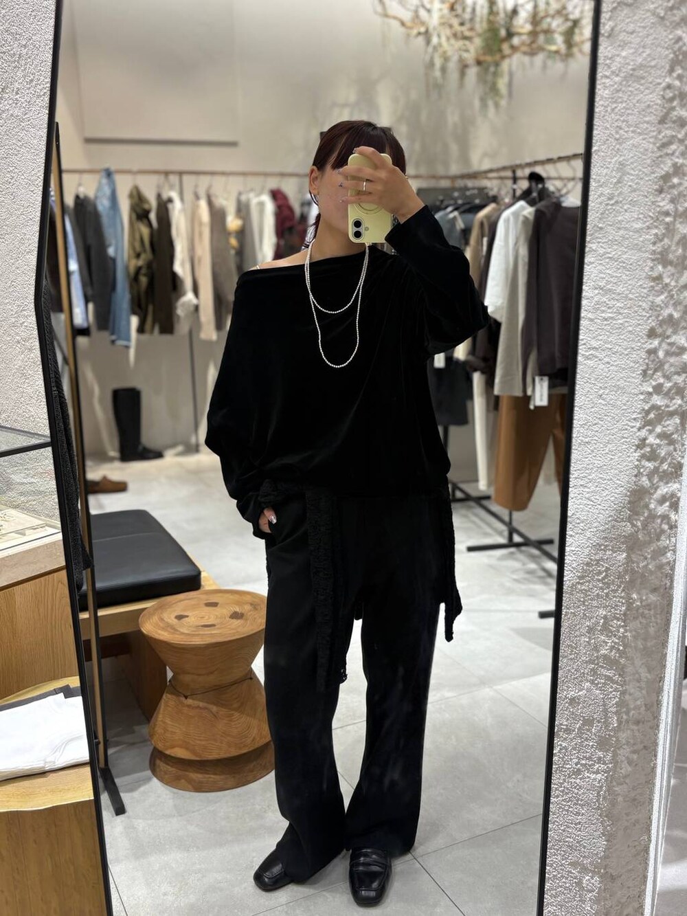 ブラック系のローファー、ブラック系のその他パンツ、ブラック系のTシャツ/カットソーを着用したレディースの秋コーディネートの4枚目の写真