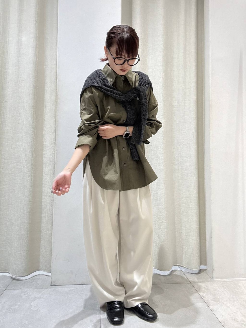 ブラック系のローファー、ベージュ系のその他パンツ、グレー系のニット/セーターを着用したレディースの秋コーディネートの2枚目の写真