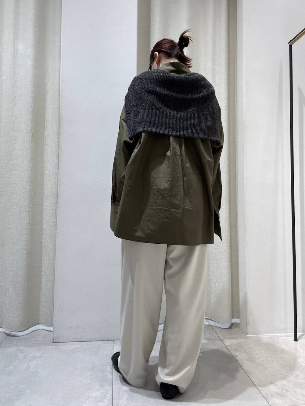 ブラック系のローファー、ベージュ系のその他パンツ、グレー系のニット/セーターを着用したレディースの秋コーディネートの3枚目の写真