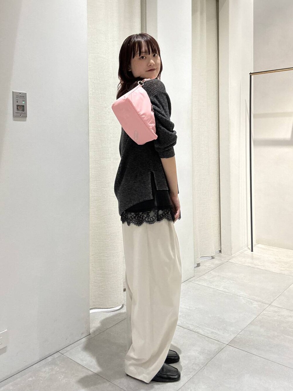 ブラック系のローファー、ベージュ系のその他パンツ、グレー系のニット/セーターを着用したレディースの秋コーディネートの5枚目の写真