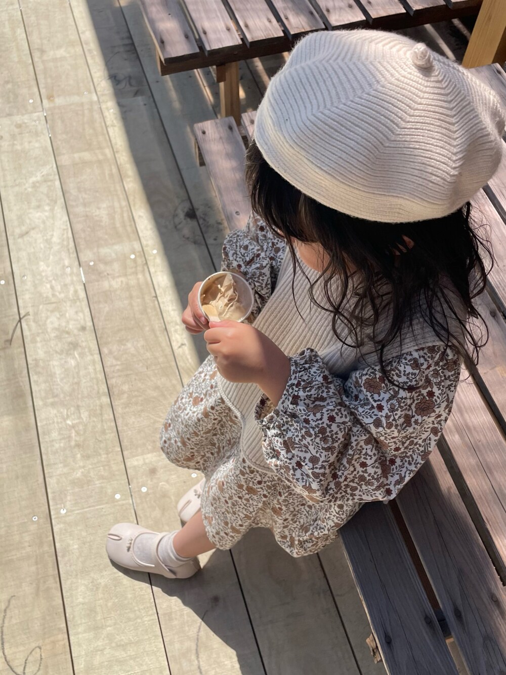 ホワイト系のベスト、ホワイト系のバレエシューズ、ホワイト系のハンチング/ベレー帽を着用したキッズの春コーディネートの4枚目の写真