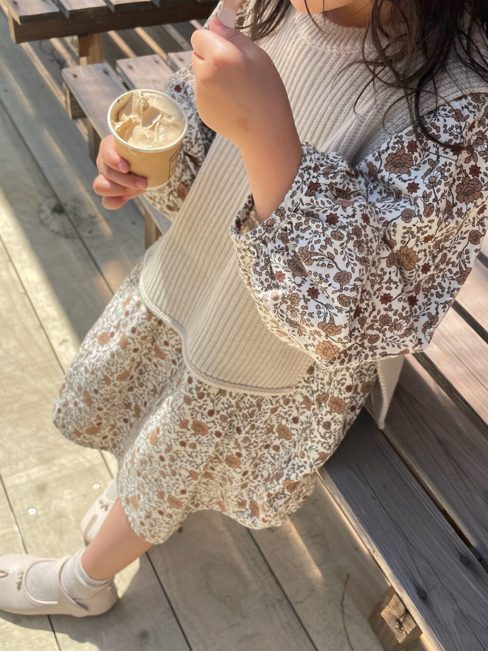 ホワイト系のベスト、ホワイト系のバレエシューズ、ホワイト系のハンチング/ベレー帽を着用したキッズの春コーディネートの3枚目の写真