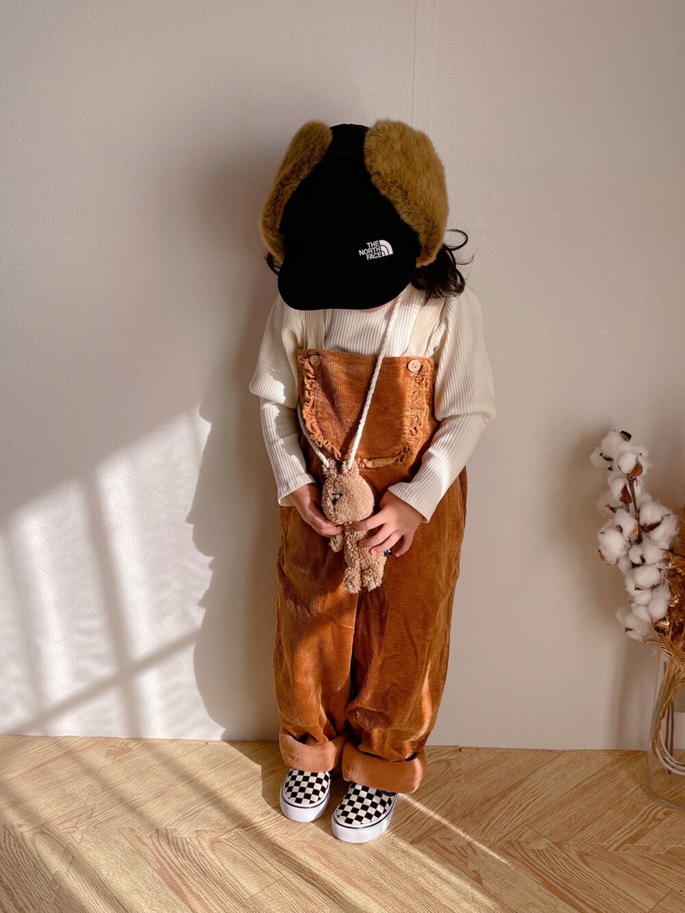 その他のスリッポン、ブラック系の帽子を着用したキッズの春コーディネートの3枚目の写真