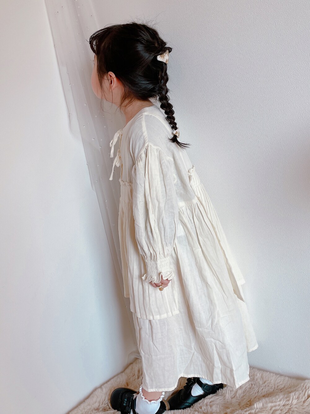 ホワイト系のワンピース/ドレスを着用したキッズの春コーディネートの4枚目の写真