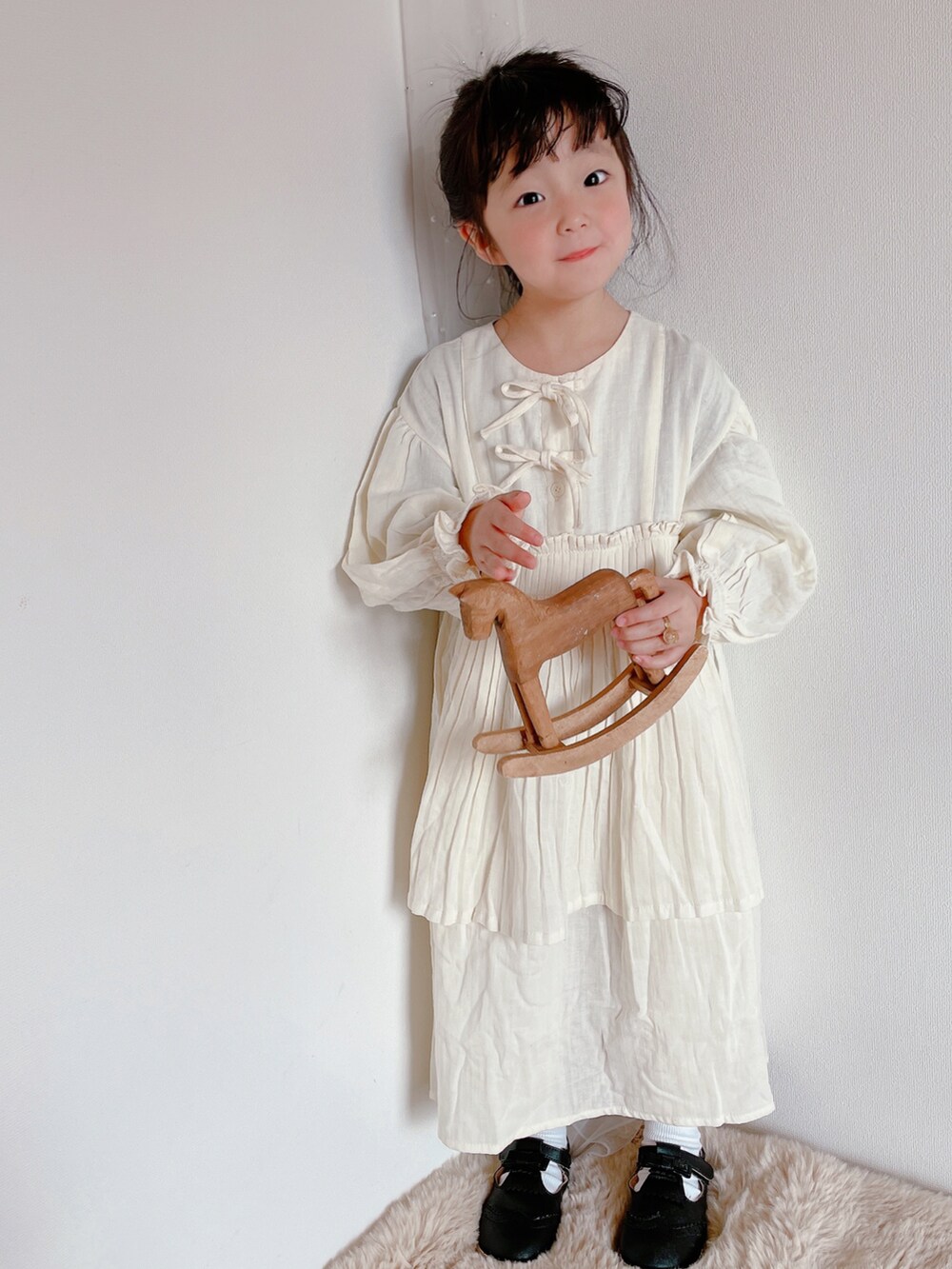 ホワイト系のワンピース/ドレスを着用したキッズの春コーディネートの3枚目の写真