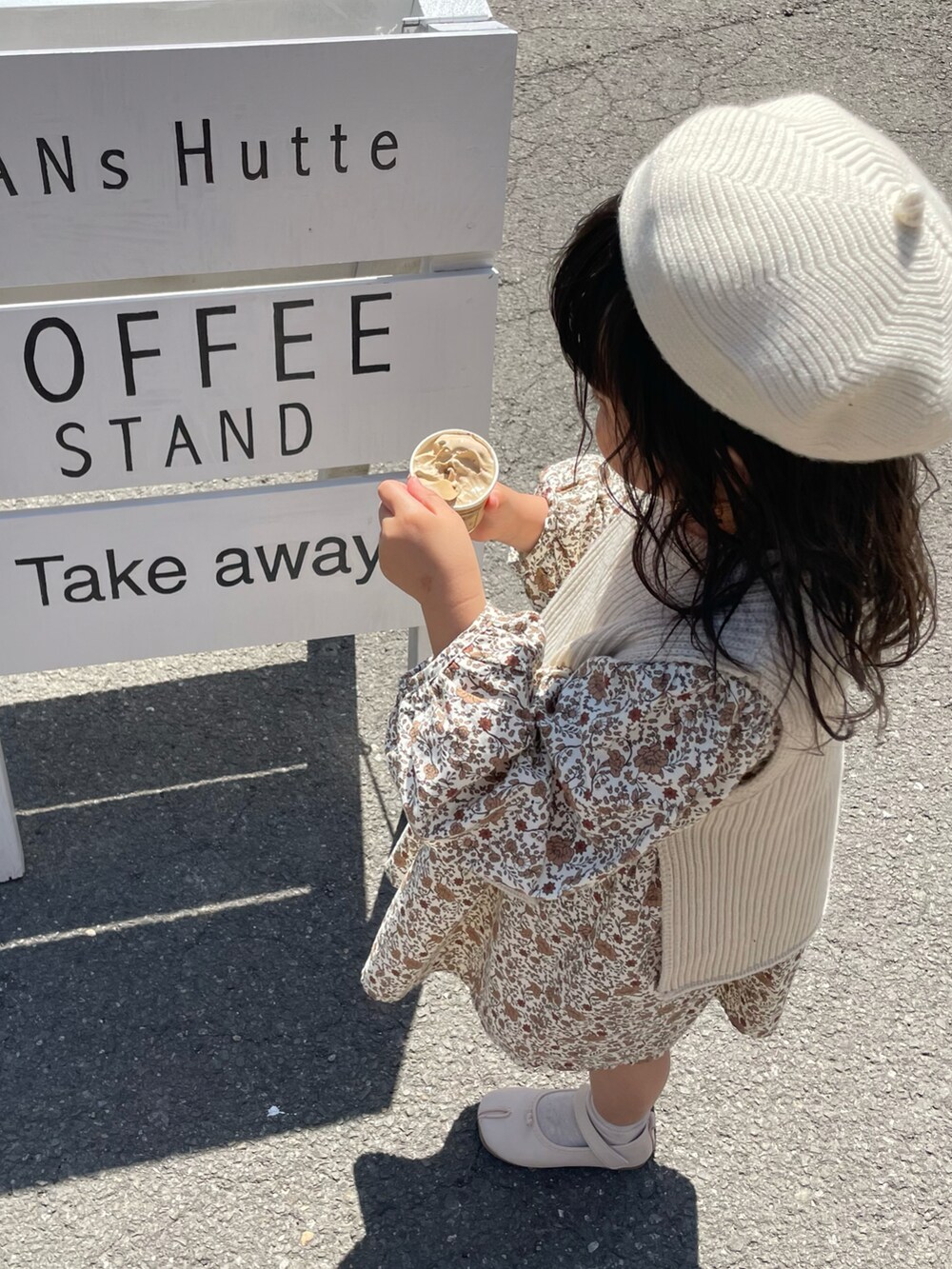 ホワイト系のベスト、ホワイト系のバレエシューズ、ホワイト系のハンチング/ベレー帽を着用したキッズの春コーディネートの2枚目の写真