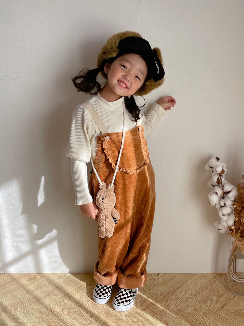 その他のスリッポン、ブラック系の帽子を着用したキッズの春コーディネートの2枚目の写真