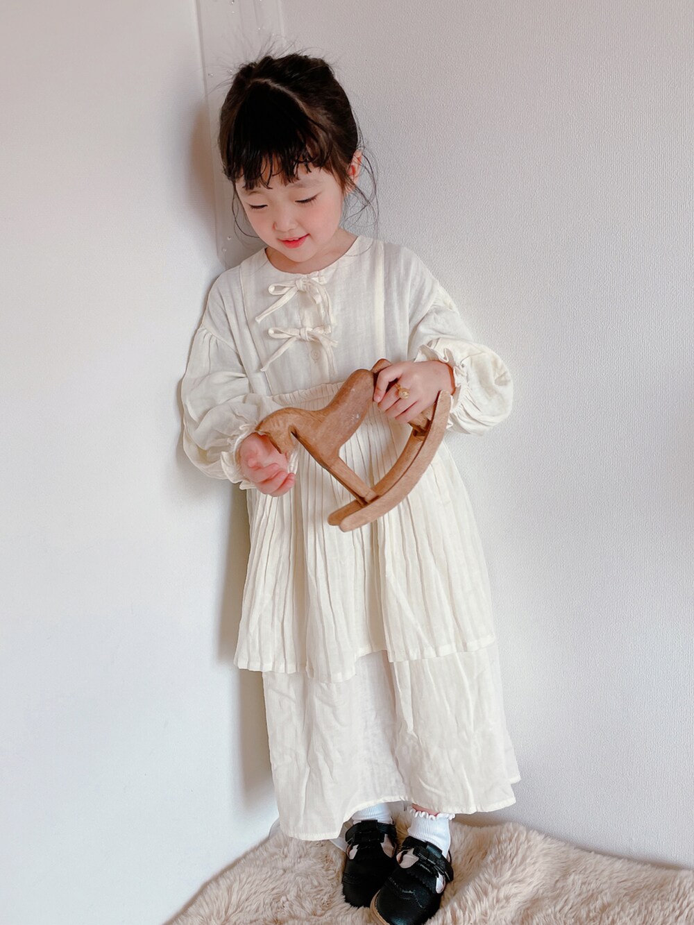 ホワイト系のワンピース/ドレスを着用したキッズの春コーディネートの5枚目の写真