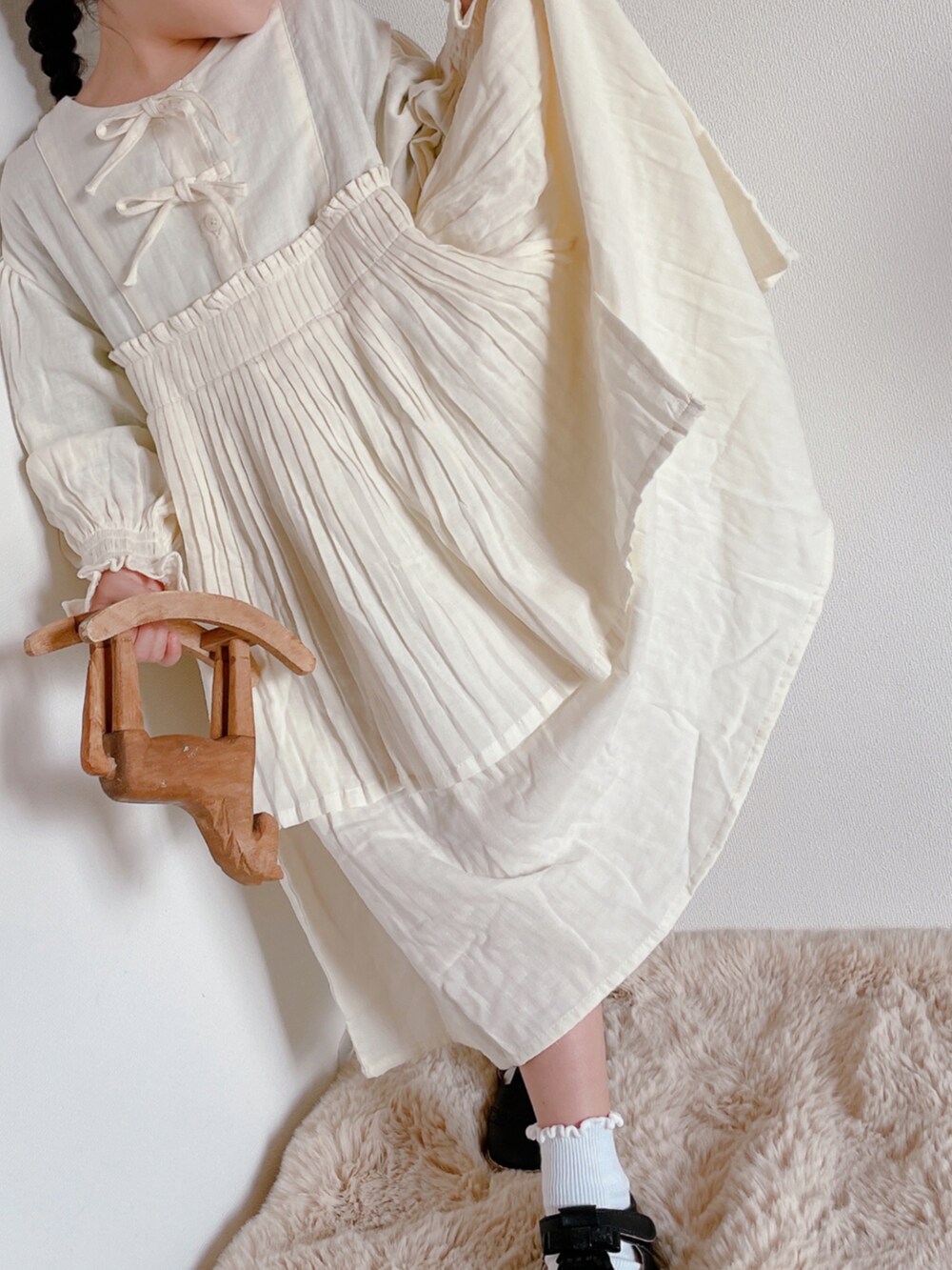 ホワイト系のワンピース/ドレスを着用したキッズの春コーディネートの2枚目の写真