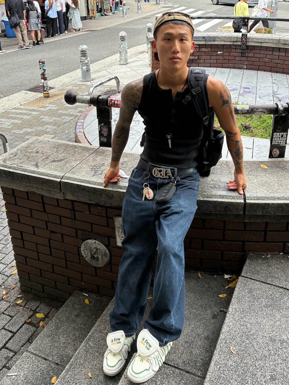 ブラック系の財布を着用したメンズの冬コーディネートの2枚目の写真