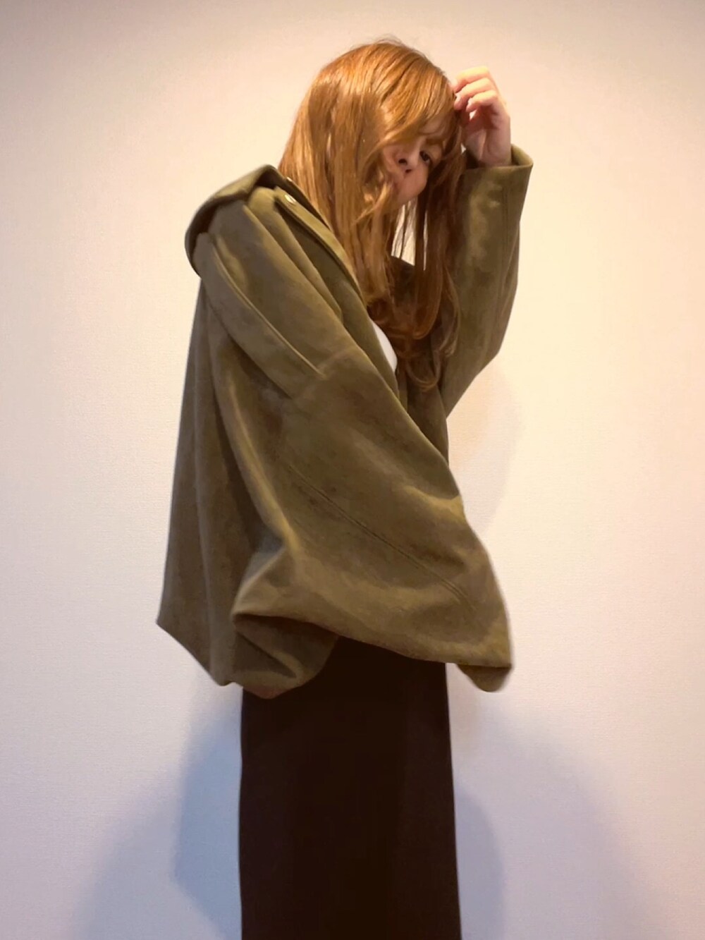 グリーン系のジャケット/アウター、ホワイト系のキャミソールを着用したレディースの秋コーディネートの4枚目の写真