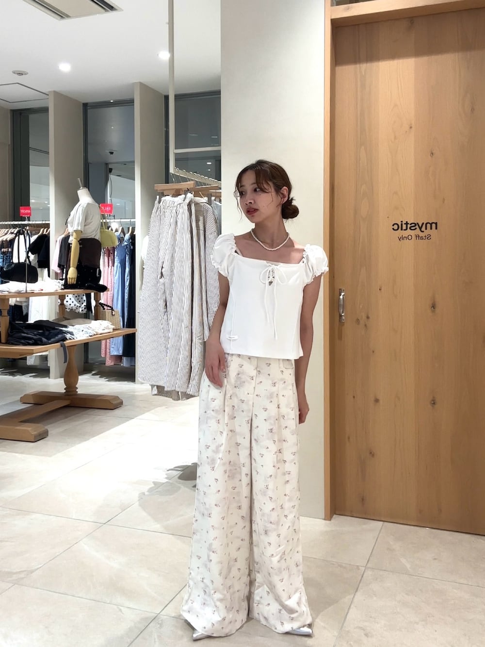 ホワイト系のTシャツ/カットソー、ホワイト系のその他パンツ、シルバー系のパンプスを着用したレディースの夏コーディネートの2枚目の写真