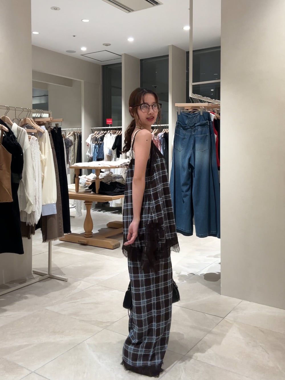 ブラウン系のその他パンツ、ブラウン系のシャツ/ブラウス、ブラック系のショルダーバッグを着用したレディースの夏コーディネートの3枚目の写真