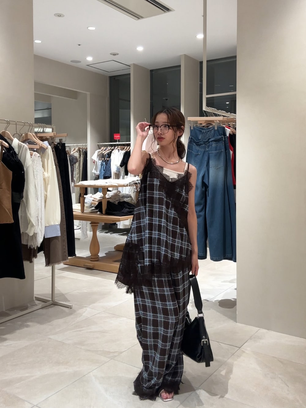 ブラウン系のその他パンツ、ブラウン系のシャツ/ブラウス、ブラック系のショルダーバッグを着用したレディースの夏コーディネートの2枚目の写真