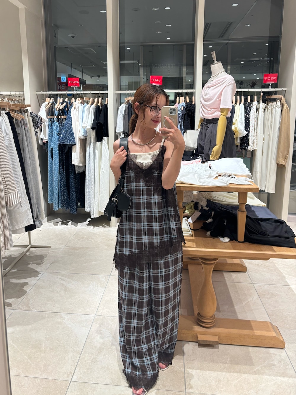 ブラウン系のその他パンツ、ブラウン系のシャツ/ブラウス、ブラック系のショルダーバッグを着用したレディースの夏コーディネートの4枚目の写真