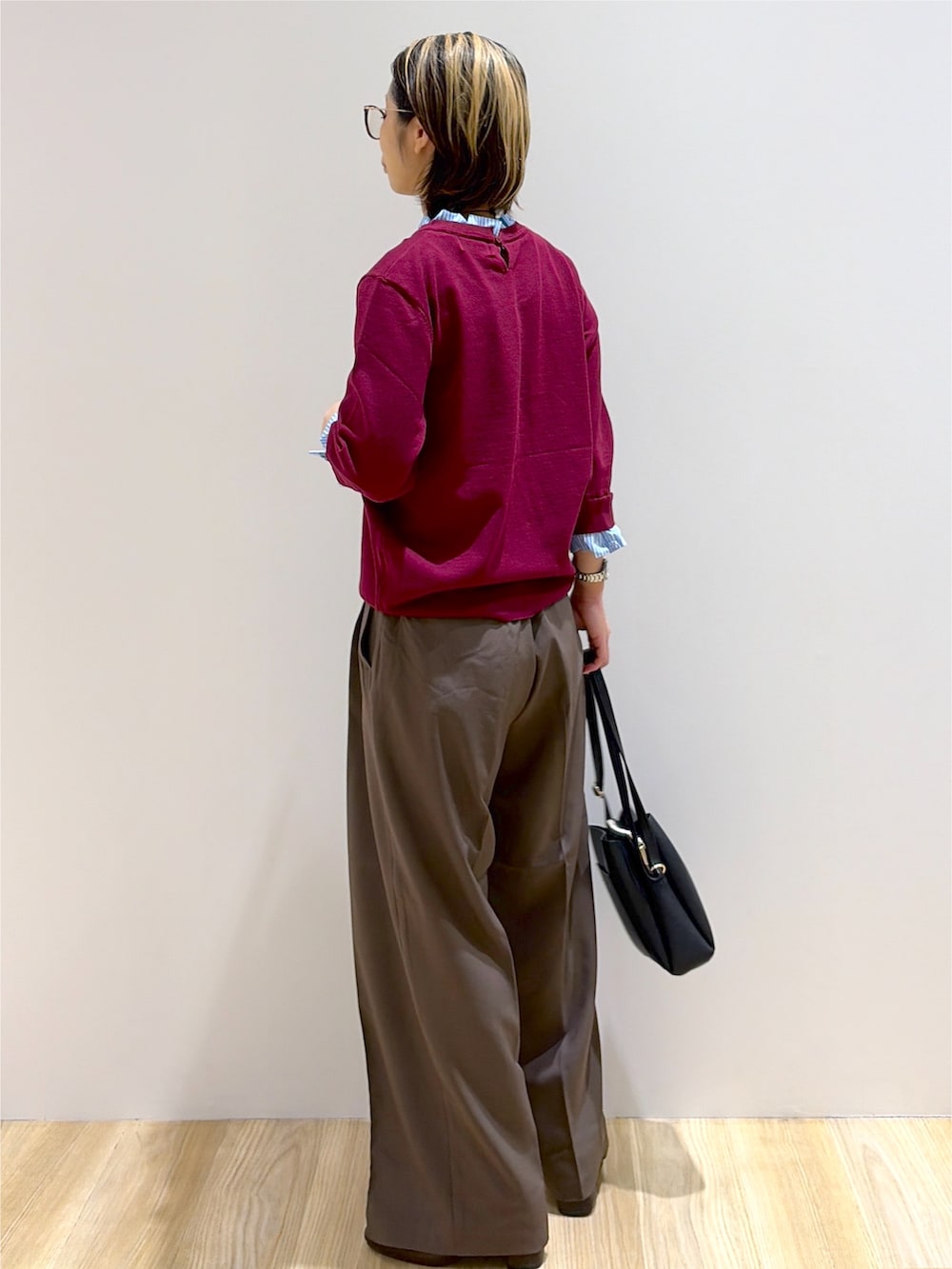 レッド系のニット/セーター、ブラウン系のその他パンツ、ブラック系のショルダーバッグを着用したレディースの秋コーディネートの4枚目の写真