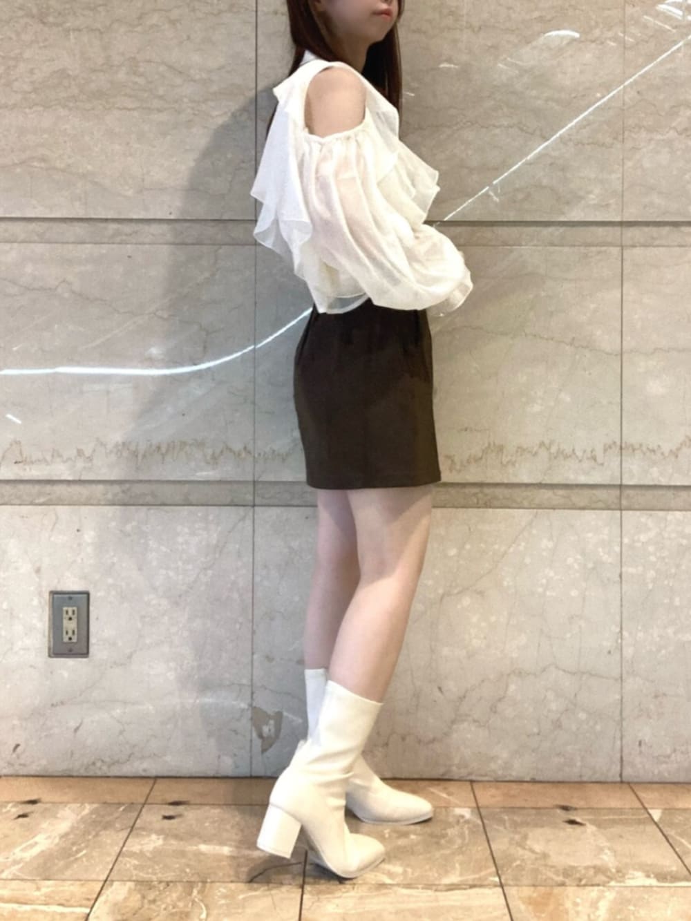ホワイト系のシャツ/ブラウス、グレー系のスカート、ホワイト系のブーツを着用したレディースの夏コーディネートの2枚目の写真