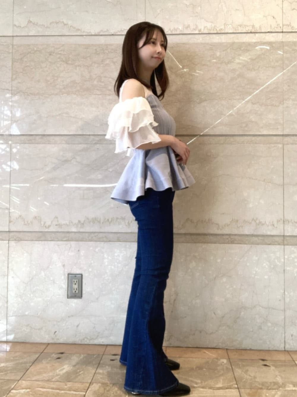 パープル系のその他トップス、ブルー系のデニムパンツ、ブラック系のサンダルを着用したレディースの春コーディネートの3枚目の写真