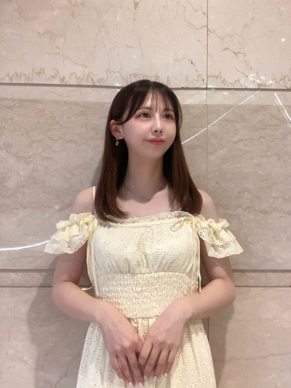 イエロー系のワンピース、ホワイト系のサンダルを着用したレディースの夏コーディネートの5枚目の写真
