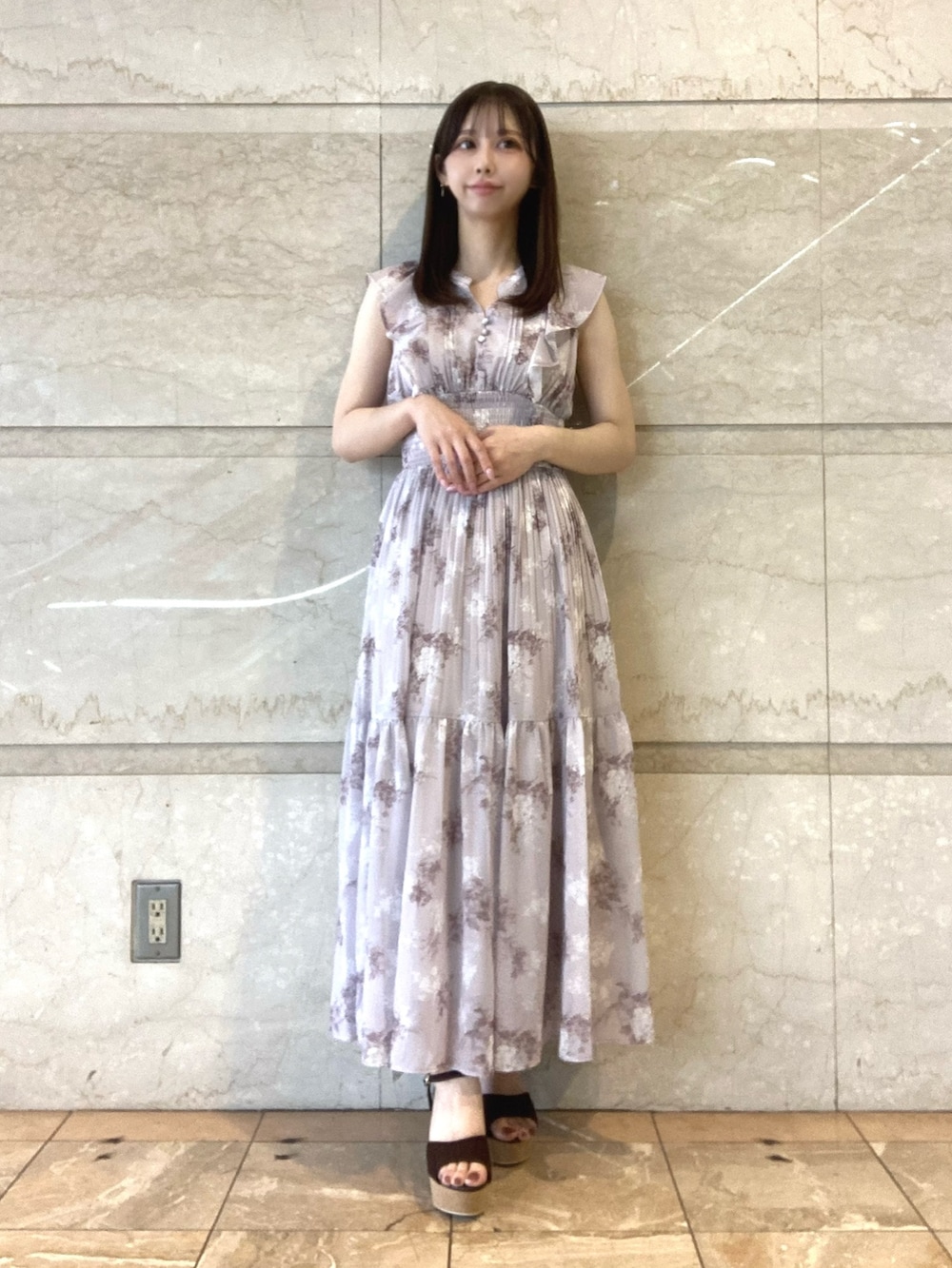 ピンク系のワンピース、ブラウン系のサンダルを着用したレディースの夏コーディネートの2枚目の写真