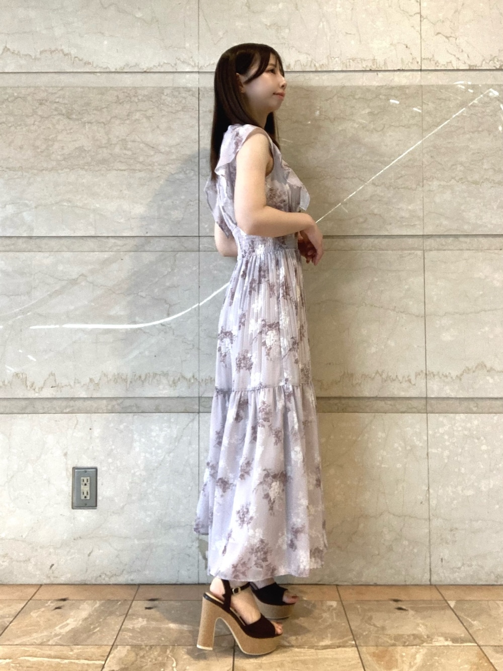ピンク系のワンピース、ブラウン系のサンダルを着用したレディースの夏コーディネートの4枚目の写真