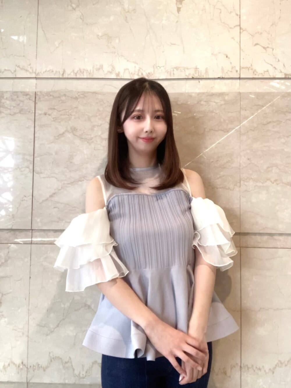 パープル系のその他トップス、ブルー系のデニムパンツ、ブラック系のサンダルを着用したレディースの春コーディネートの5枚目の写真