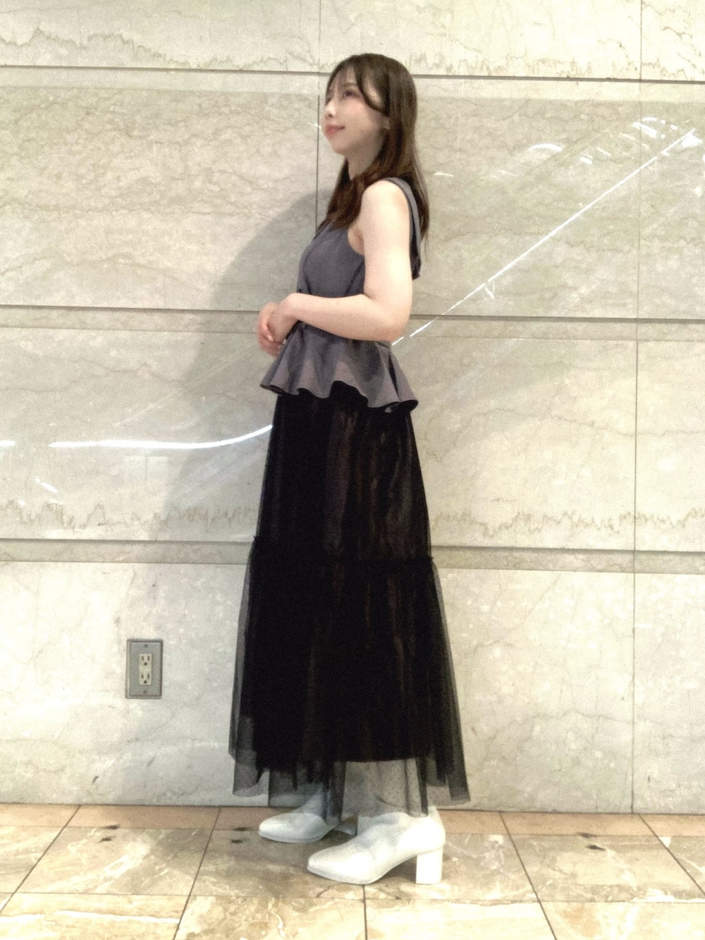ブラック系のワンピース、ホワイト系のブーツを着用したレディースの秋コーディネートの2枚目の写真