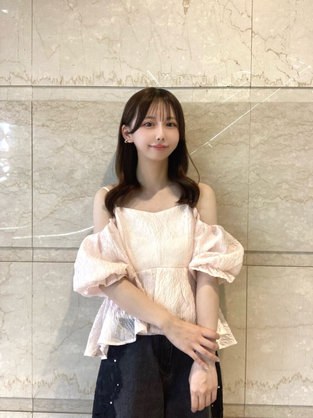 ホワイト系のサンダル、ピンク系のシャツ/ブラウス、ブラック系のデニムパンツを着用したレディースの夏コーディネートの5枚目の写真